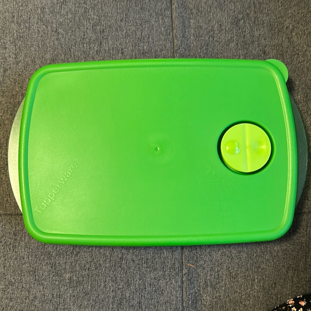 *NEW*Tupperware Rock-n-Serve Microwave Rectangular Container green  6 Cup